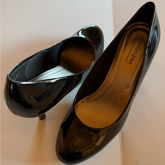 Predictions Women's Glossy Black Heels - Picture 2 of 8